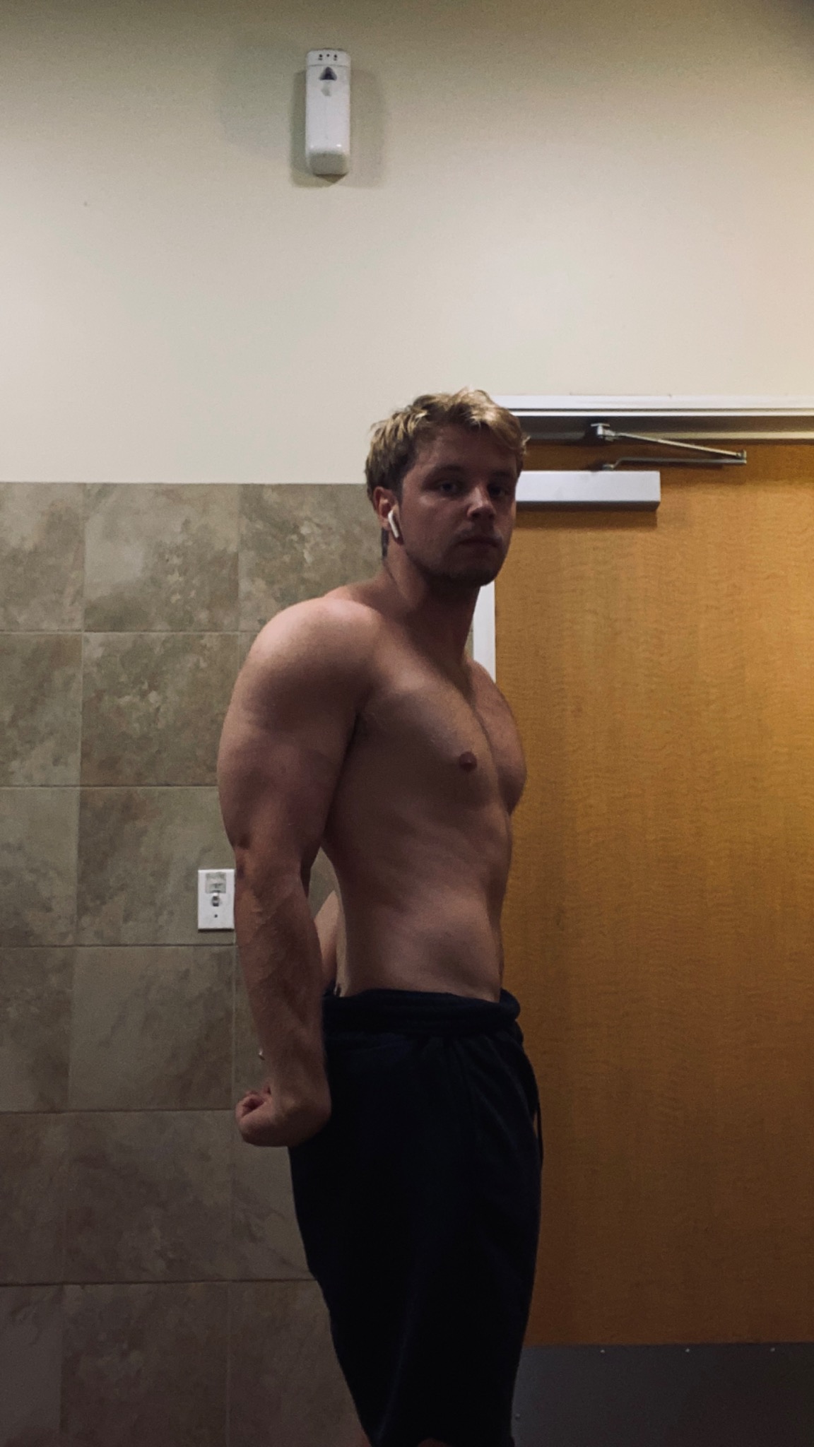 Coach JT physique side profile